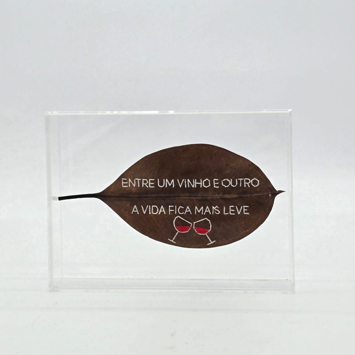 F.S. - ENTRE UM VINHO E OUTRO A VIDA FICA MAIS LEVE 15X20 CM ACRILICA