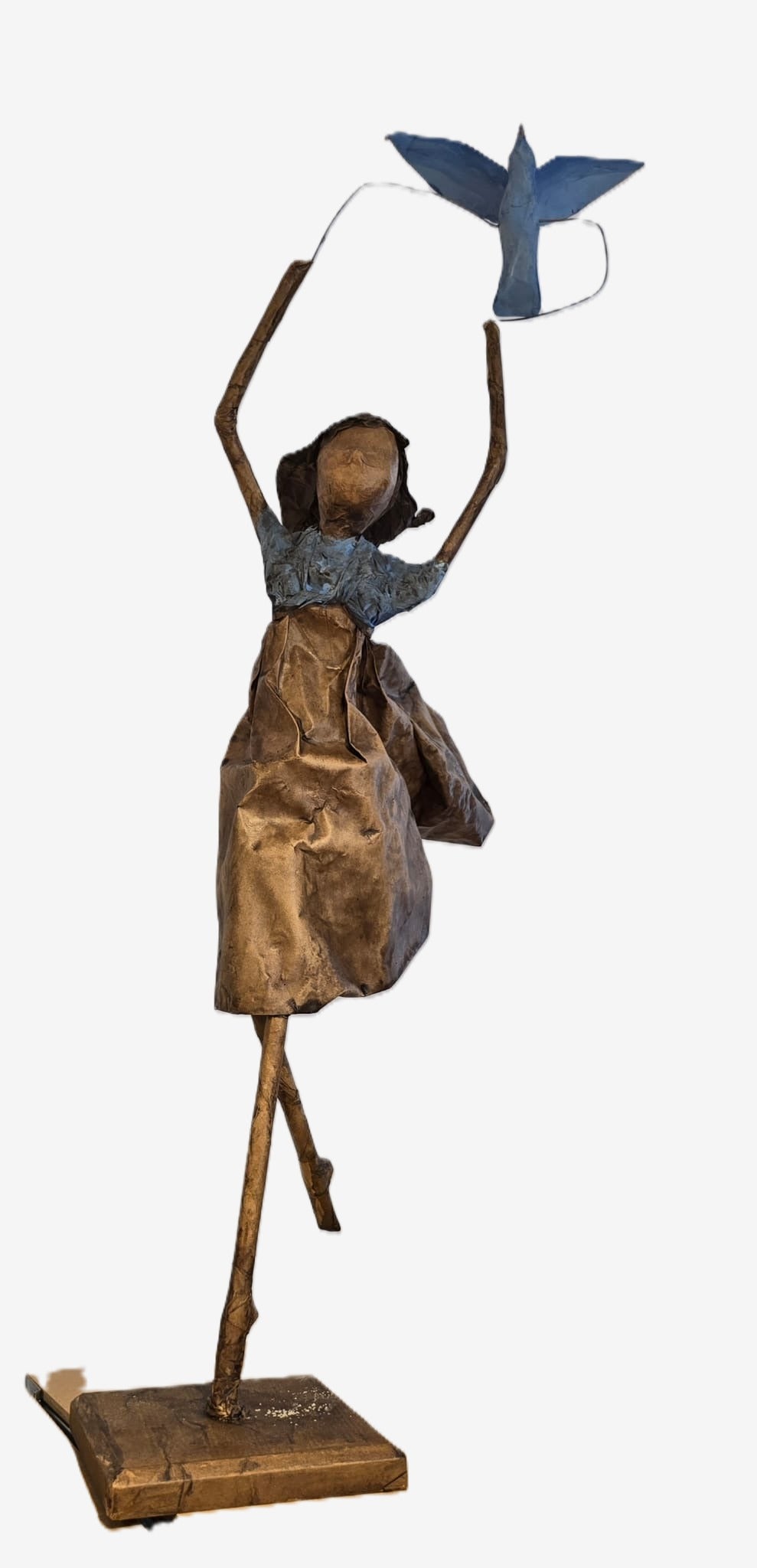 ESCULTURA DE PAPEL = DE BRAÇOS PARA CIMA ABERTO COM UM BOMBO