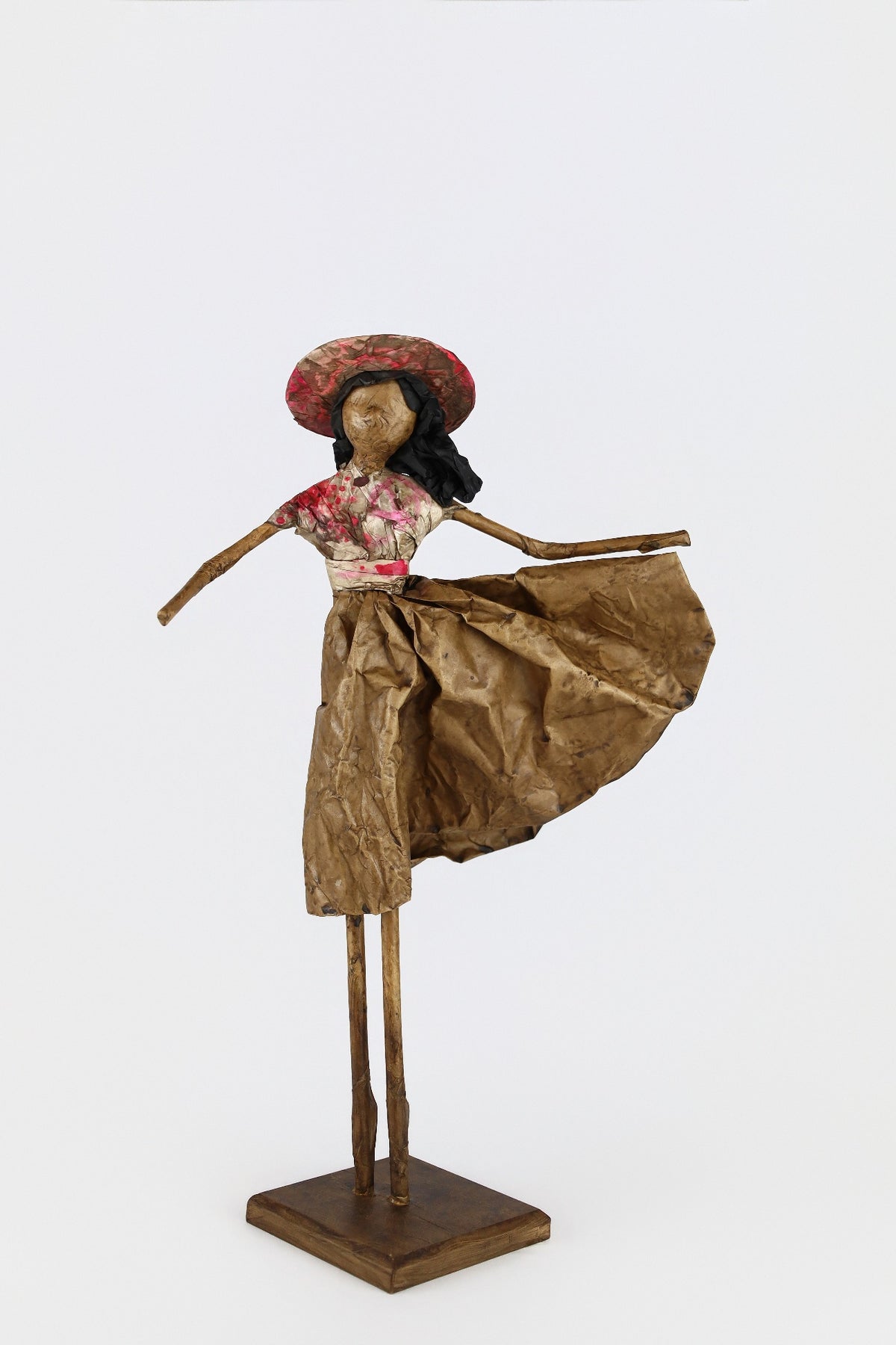 ESCULTURA DE PAPEL = COM CHAPEU DE BRAÇO PARA O LADO