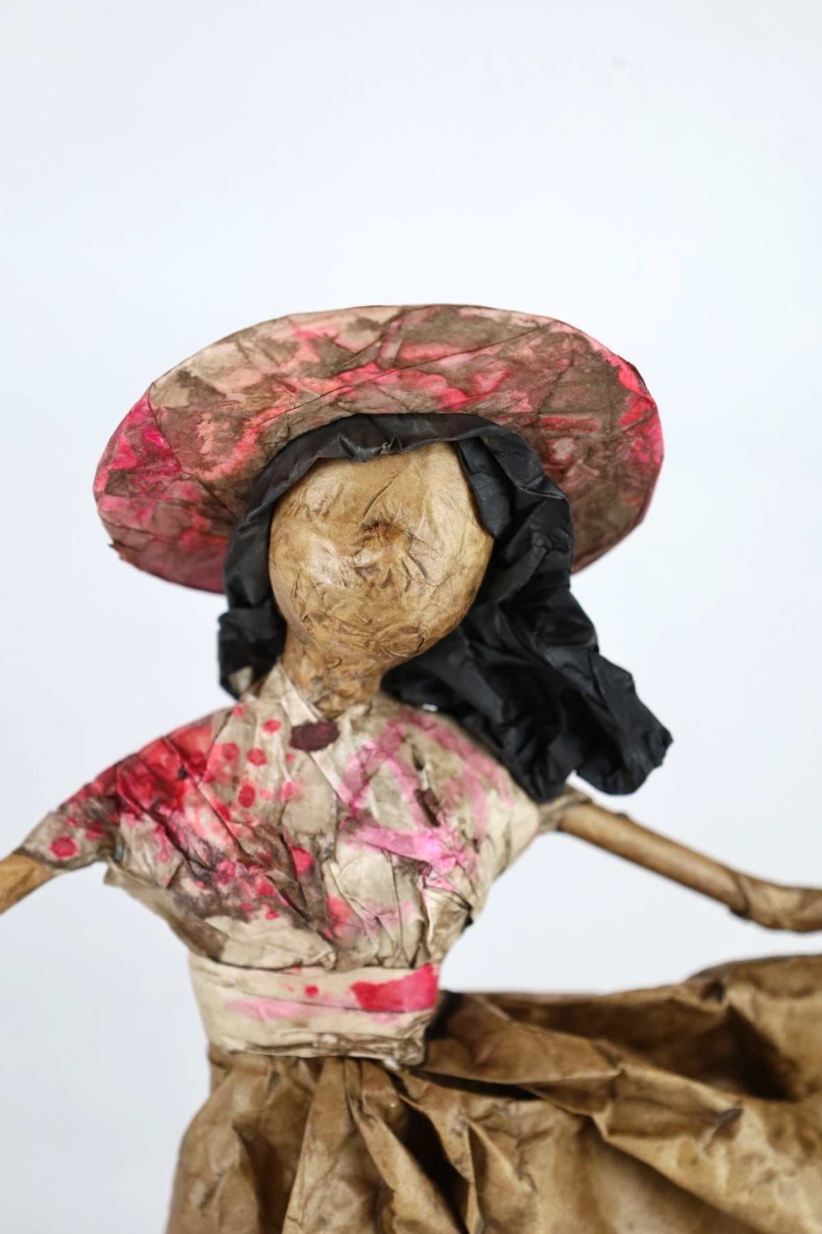 ESCULTURA DE PAPEL = COM CHAPEU DE BRAÇO PARA O LADO