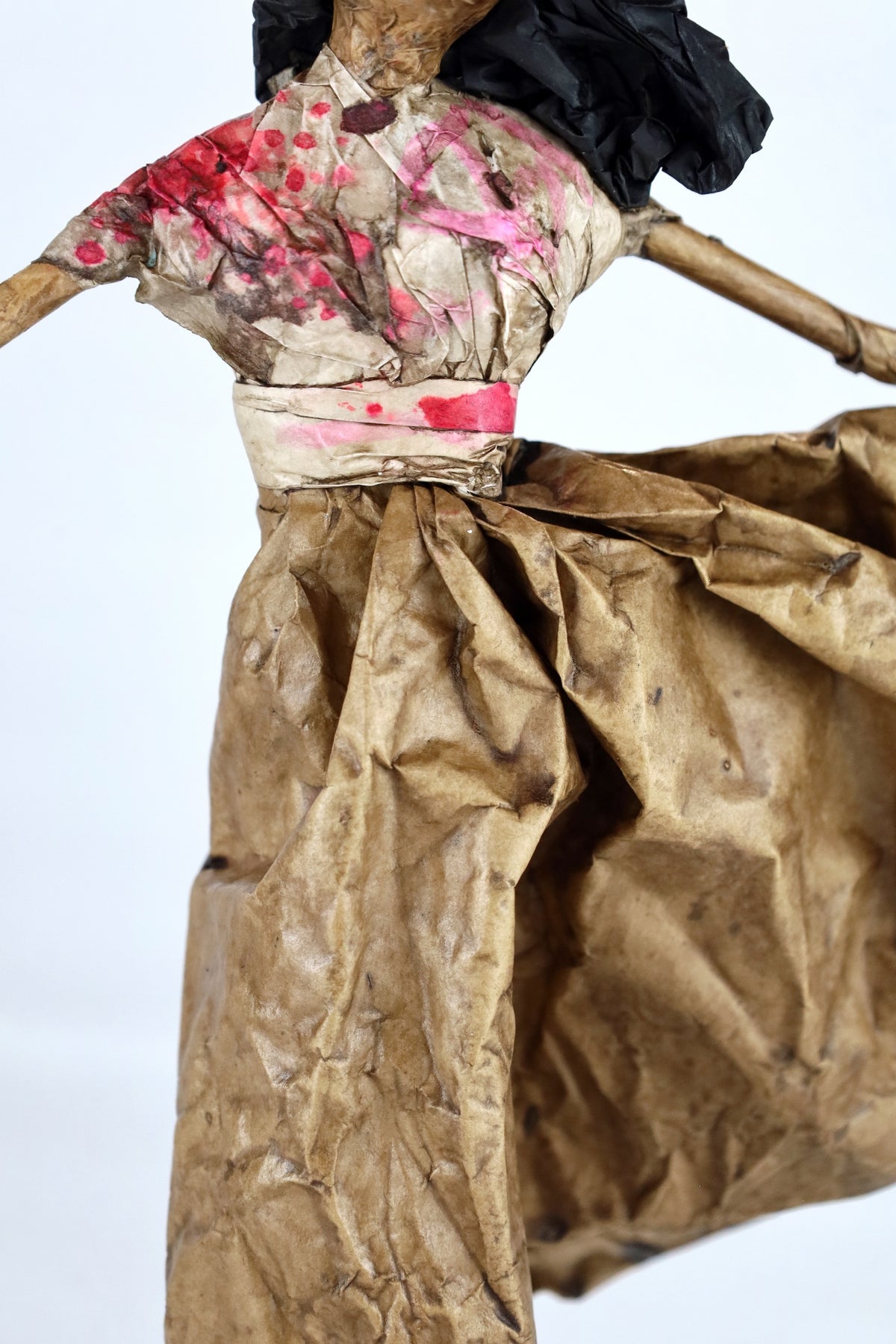 ESCULTURA DE PAPEL = COM CHAPEU DE BRAÇO PARA O LADO