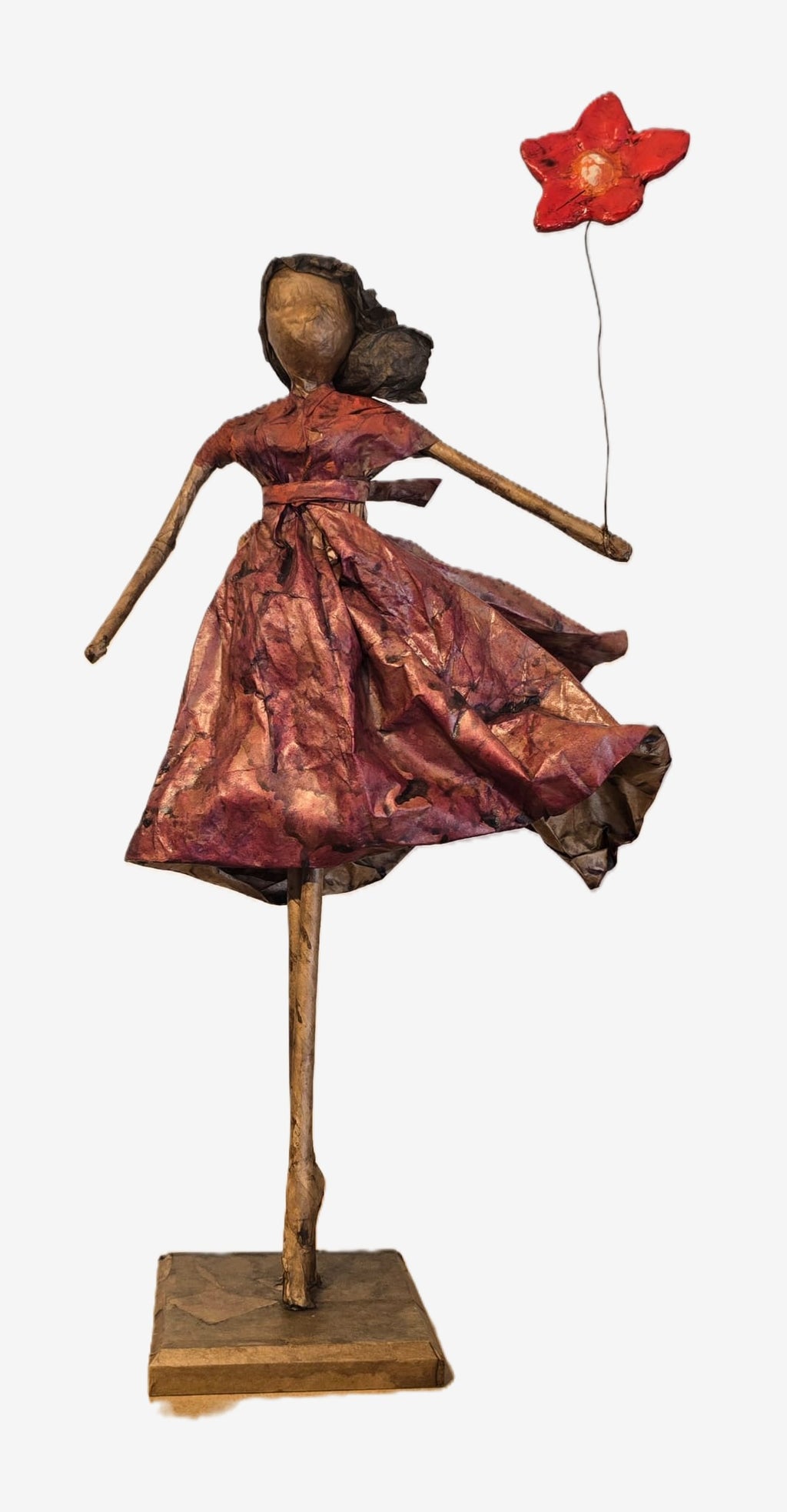 ESCULTURA DE PAPEL = COM UMA FLOR VERMELHA NA MÃO ESQUERDA