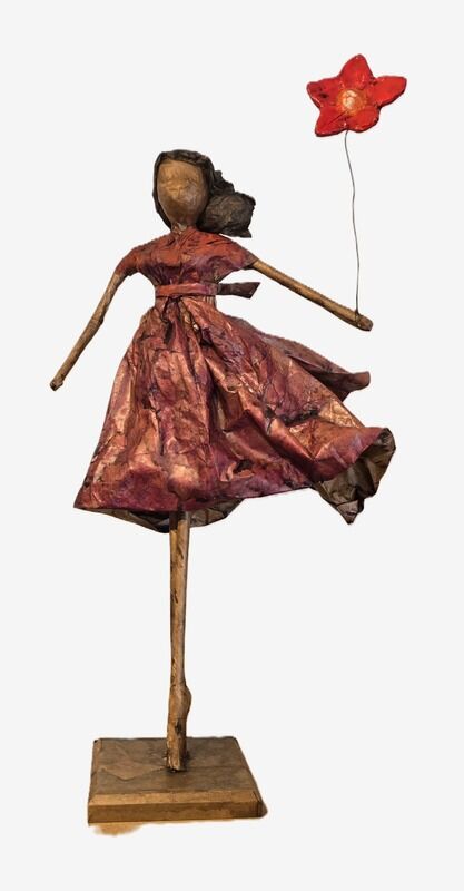 ESCULTURA DE PAPEL = COM UMA FLOR VERMELHA NA MÃO ESQUERDA