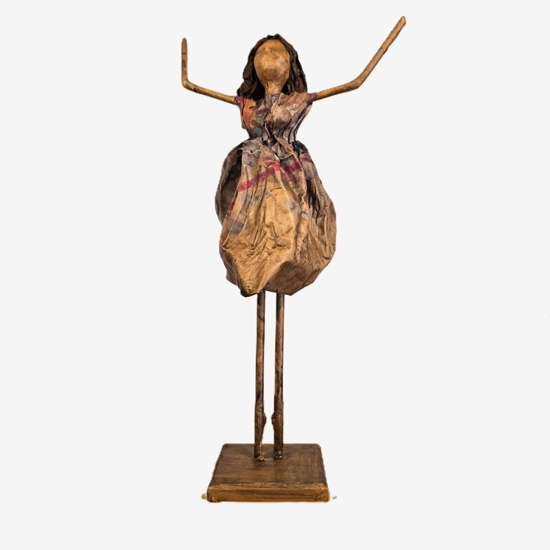 ESCULTURA DE PAPEL = DE BRAÇOS PARA CIMA ABERTO