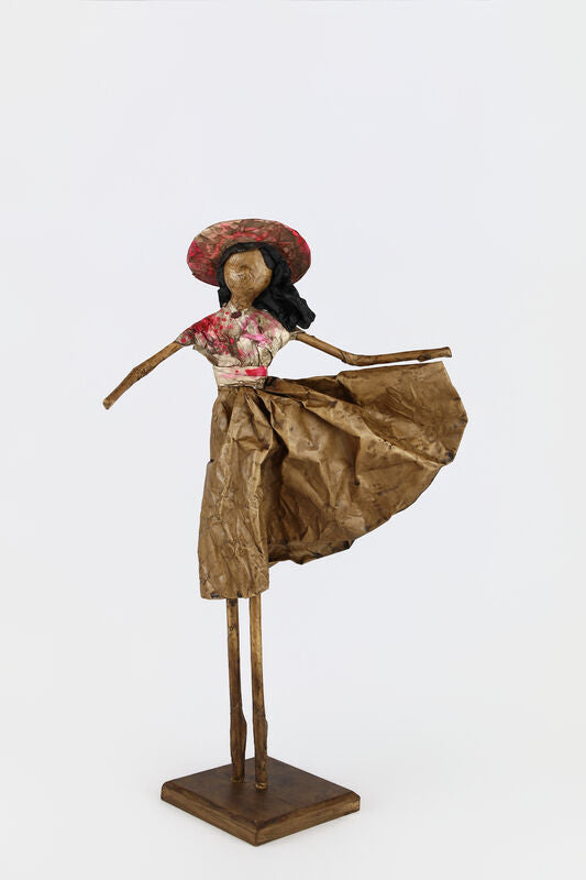 ESCULTURA DE PAPEL = COM CHAPEU DE BRAÇO PARA O LADO