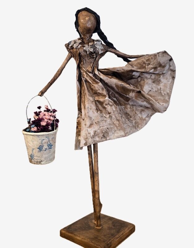 ESCULTURA DE PAPEL =COM UM BALDE DE FLORES