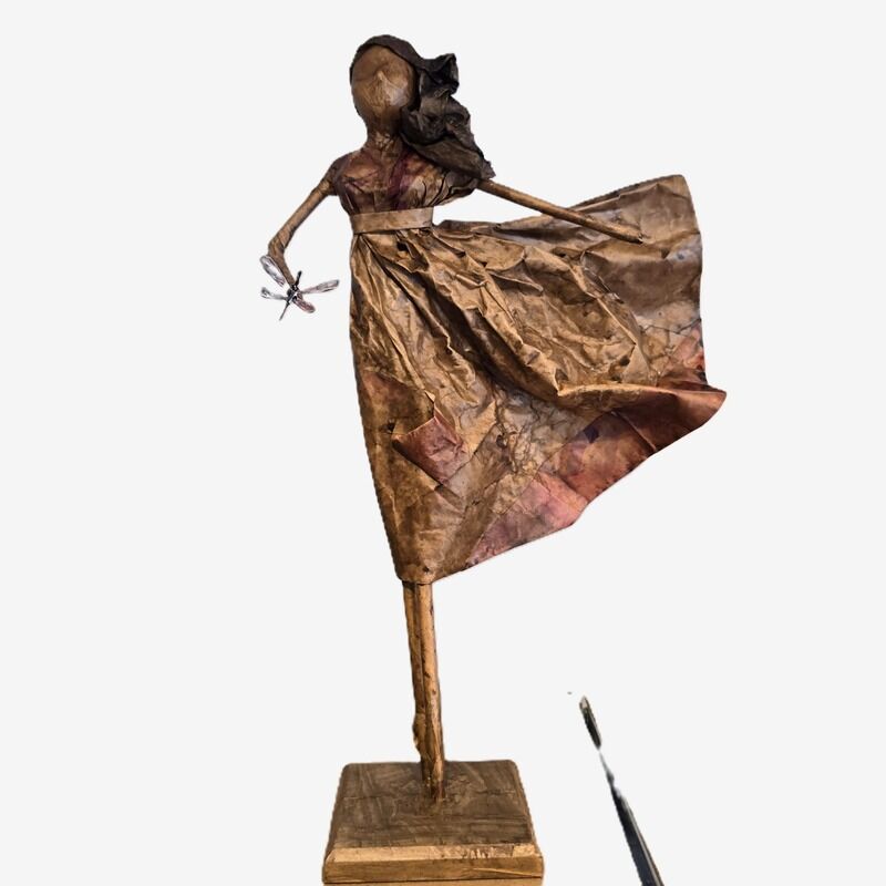 ESCULTURA DE PAPEL - COM UM ALIPELUA NA MÃO