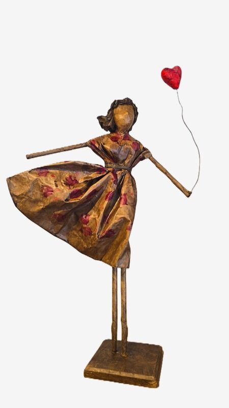ESCULTURA DE PAPEL = SEGURANDO BALÃO DE CORAÇÃO